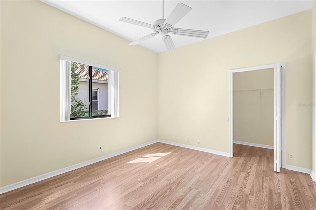 合同活跃: $700,000 (4 贝兹, 3 浴室, 2585 平方英尺)