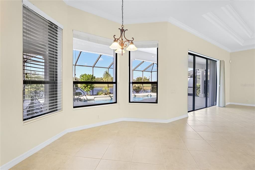 合同活跃: $700,000 (4 贝兹, 3 浴室, 2585 平方英尺)