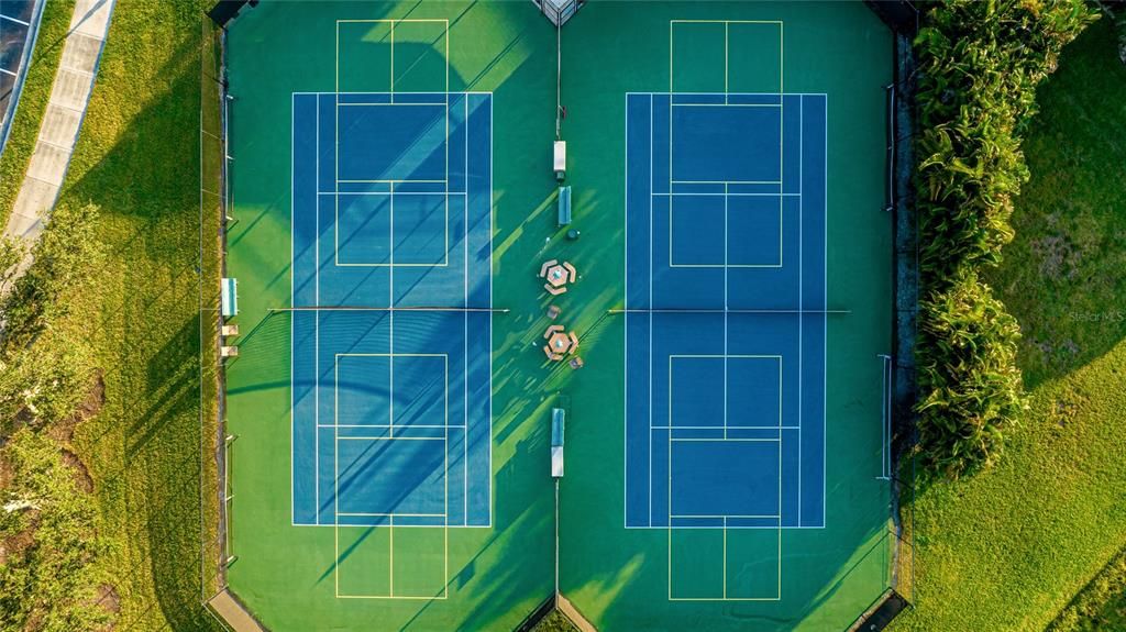 合同活跃: $700,000 (4 贝兹, 3 浴室, 2585 平方英尺)