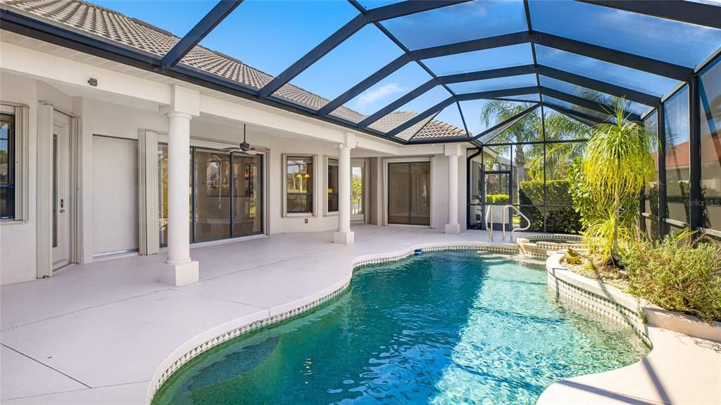 合同活跃: $700,000 (4 贝兹, 3 浴室, 2585 平方英尺)