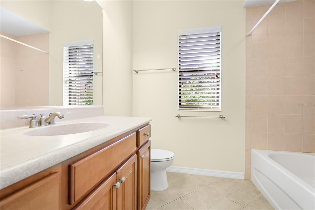 合同活跃: $700,000 (4 贝兹, 3 浴室, 2585 平方英尺)