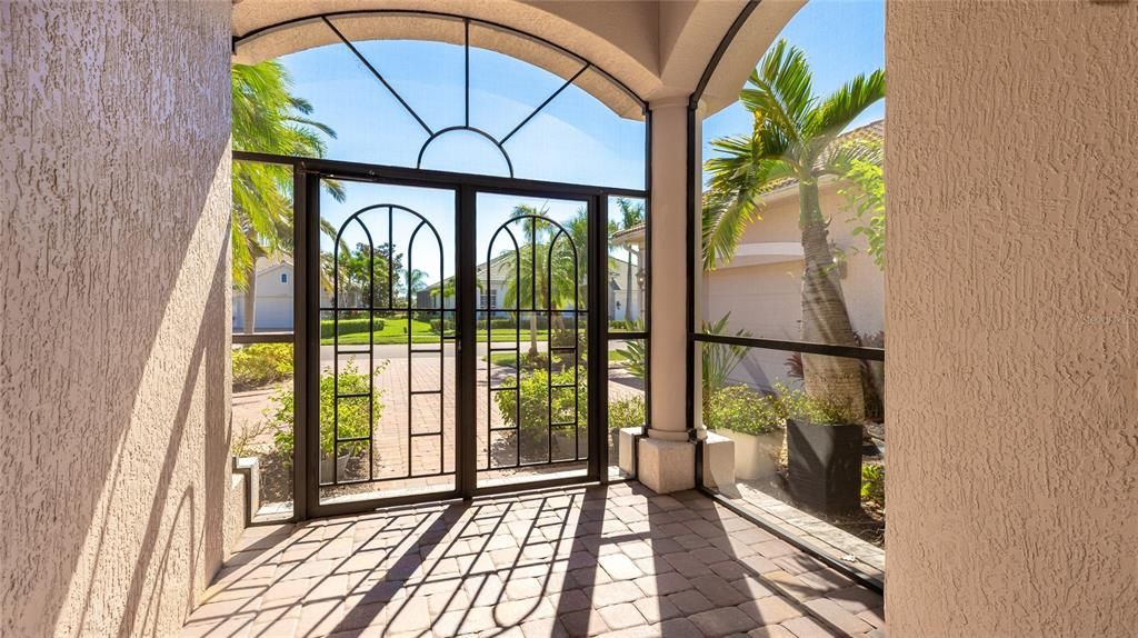 合同活跃: $700,000 (4 贝兹, 3 浴室, 2585 平方英尺)