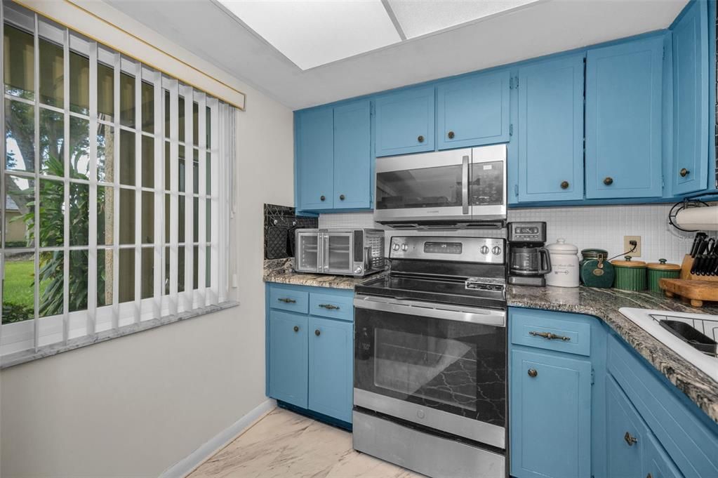 For Sale: $254,900 (2 beds, 2 baths, 1025 Square Feet)