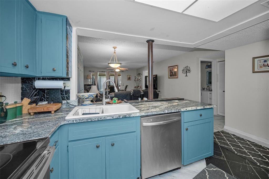 For Sale: $254,900 (2 beds, 2 baths, 1025 Square Feet)
