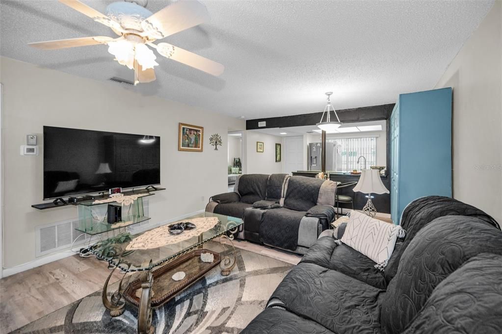 For Sale: $254,900 (2 beds, 2 baths, 1025 Square Feet)