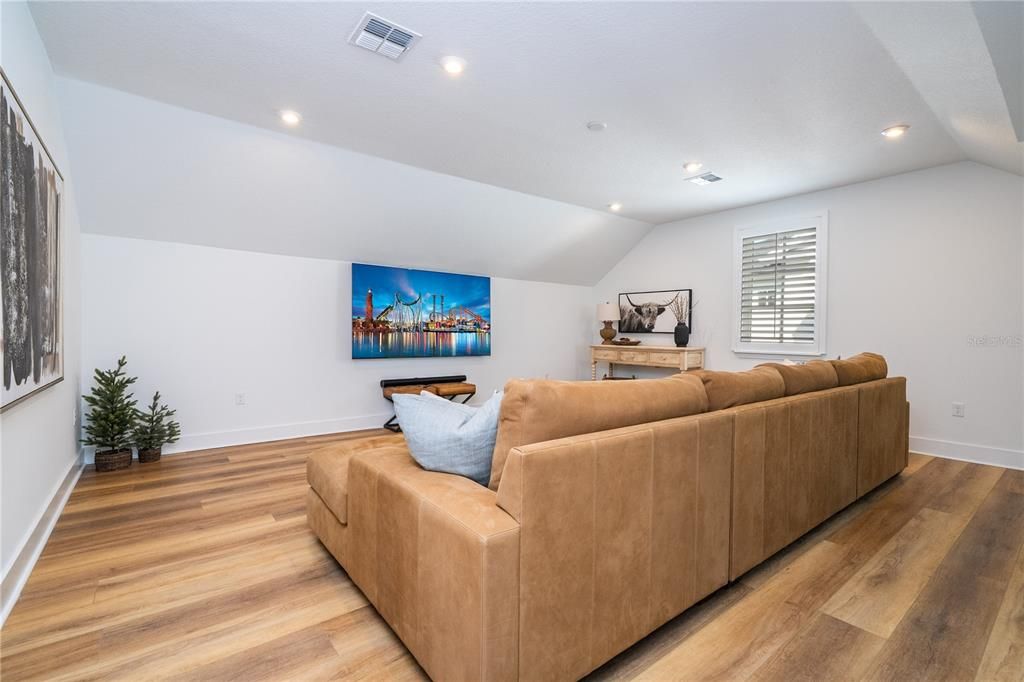 For Sale: $1,890,000 (5 beds, 5 baths, 4039 Square Feet)