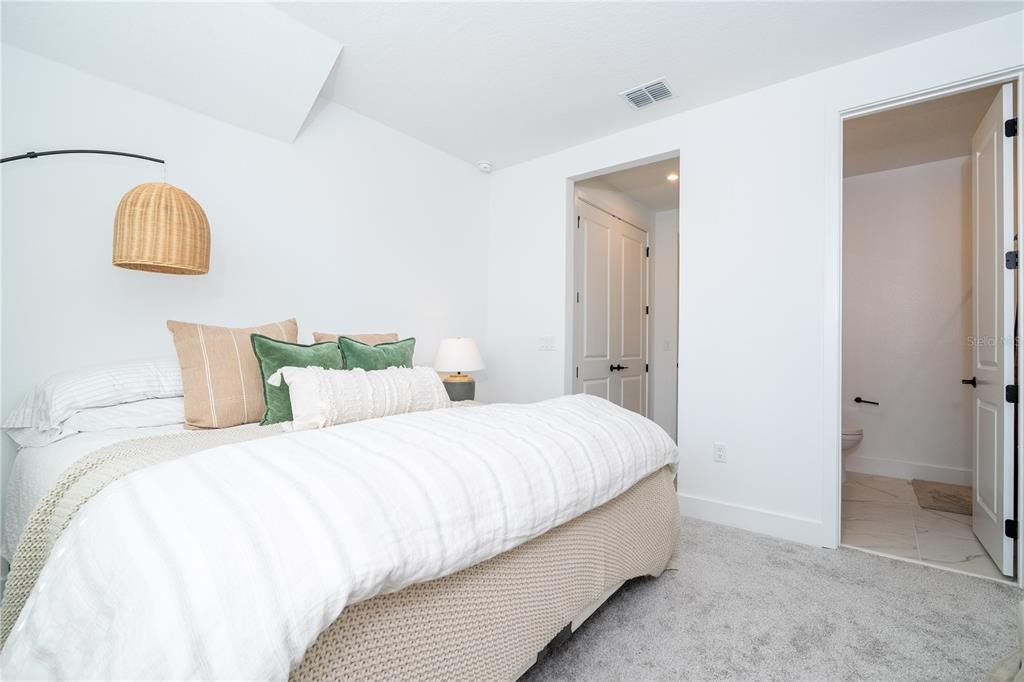 For Sale: $1,890,000 (5 beds, 5 baths, 4039 Square Feet)