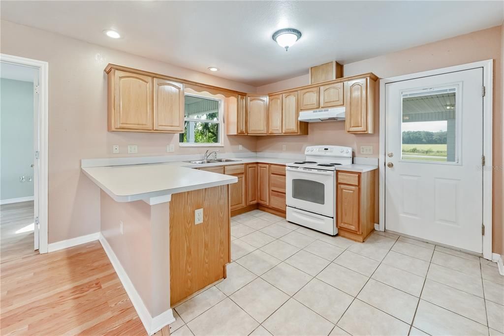 Active With Contract: $250,000 (2 beds, 2 baths, 1350 Square Feet)