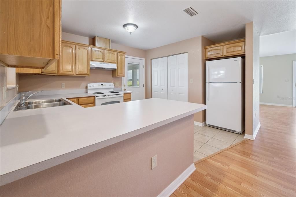 Active With Contract: $250,000 (2 beds, 2 baths, 1350 Square Feet)