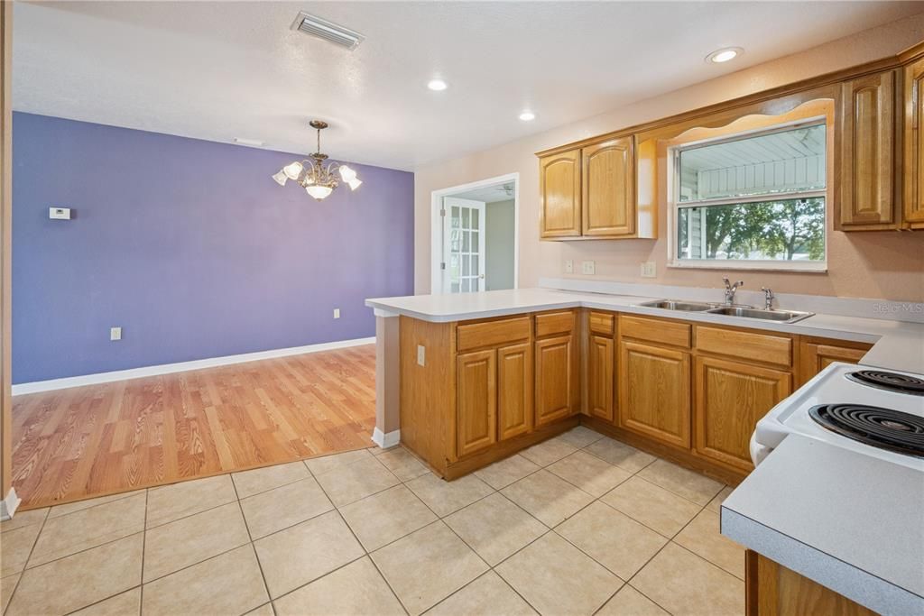 Active With Contract: $250,000 (2 beds, 2 baths, 1350 Square Feet)