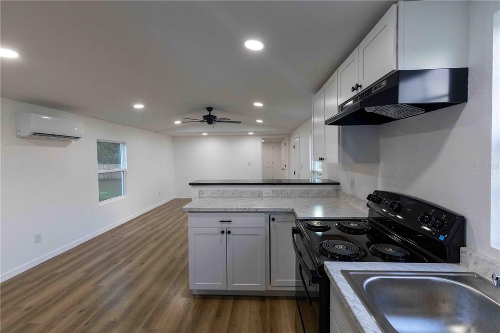 Под контрактом: $205,000 (2 спален, 2 ванн, 868 Квадратных фут)