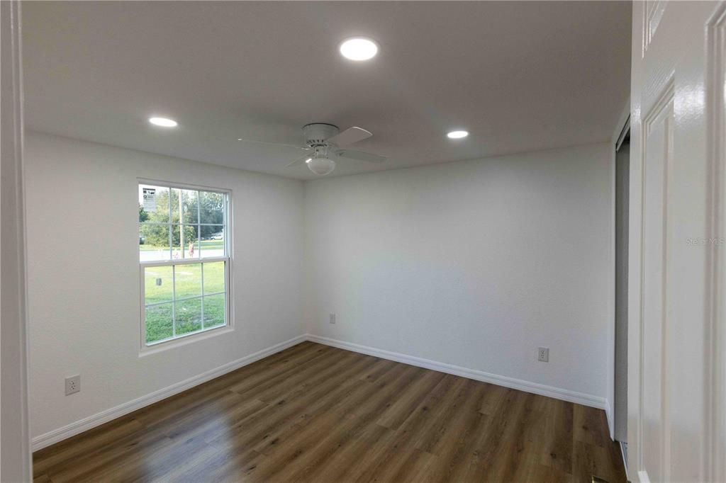 Под контрактом: $205,000 (2 спален, 2 ванн, 868 Квадратных фут)