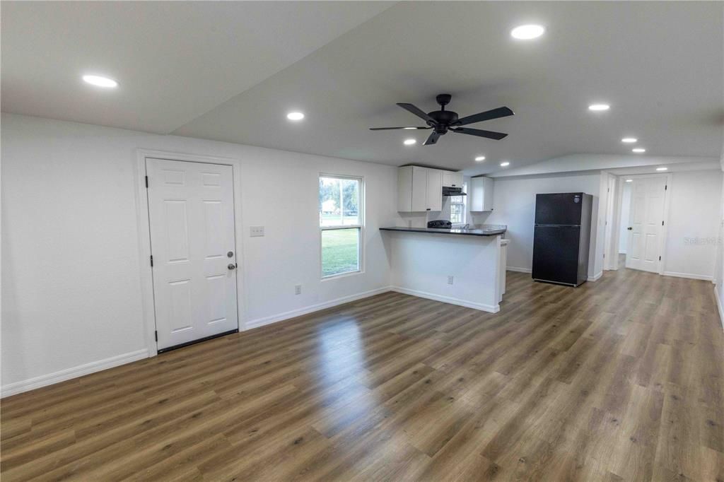 Под контрактом: $205,000 (2 спален, 2 ванн, 868 Квадратных фут)