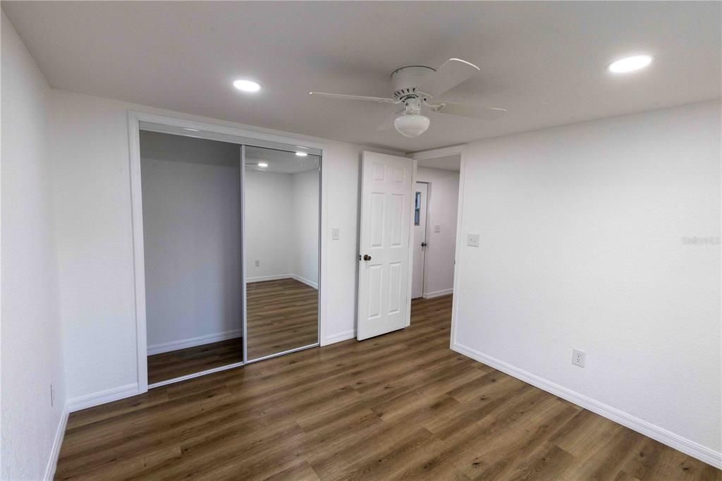 Под контрактом: $205,000 (2 спален, 2 ванн, 868 Квадратных фут)