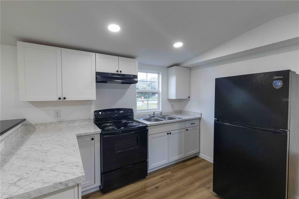 Под контрактом: $205,000 (2 спален, 2 ванн, 868 Квадратных фут)