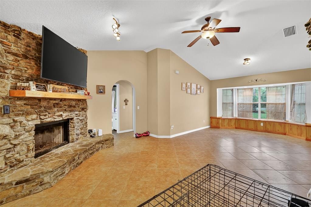 合同活跃: $299,900 (3 贝兹, 2 浴室, 1497 平方英尺)