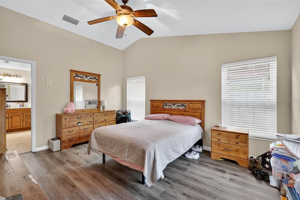 合同活跃: $299,900 (3 贝兹, 2 浴室, 1497 平方英尺)