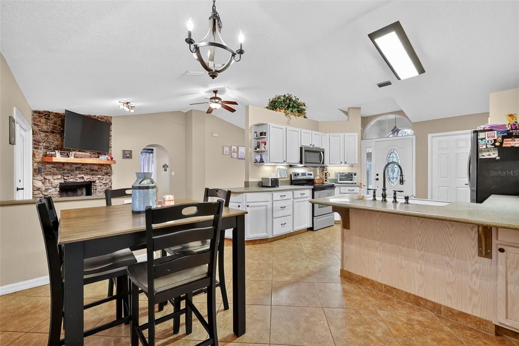 合同活跃: $299,900 (3 贝兹, 2 浴室, 1497 平方英尺)