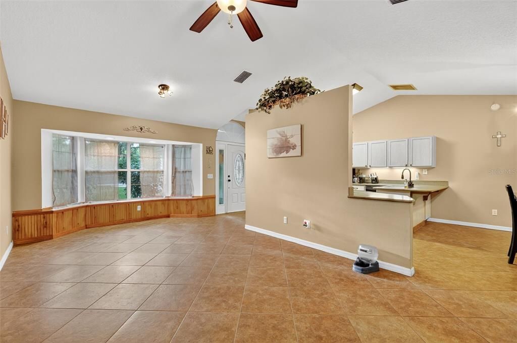 合同活跃: $299,900 (3 贝兹, 2 浴室, 1497 平方英尺)