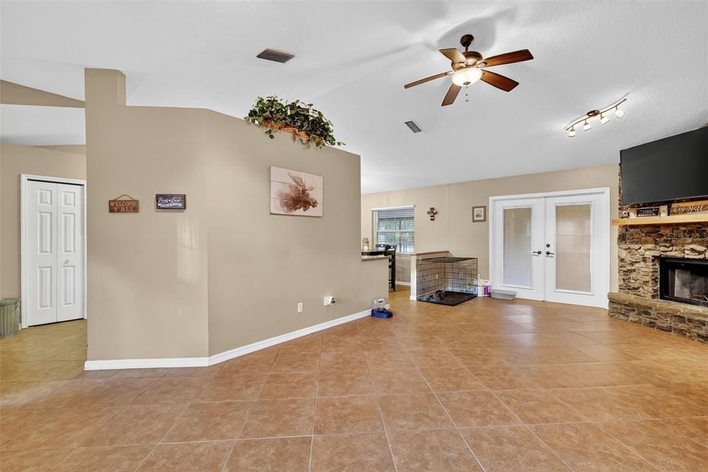 合同活跃: $299,900 (3 贝兹, 2 浴室, 1497 平方英尺)