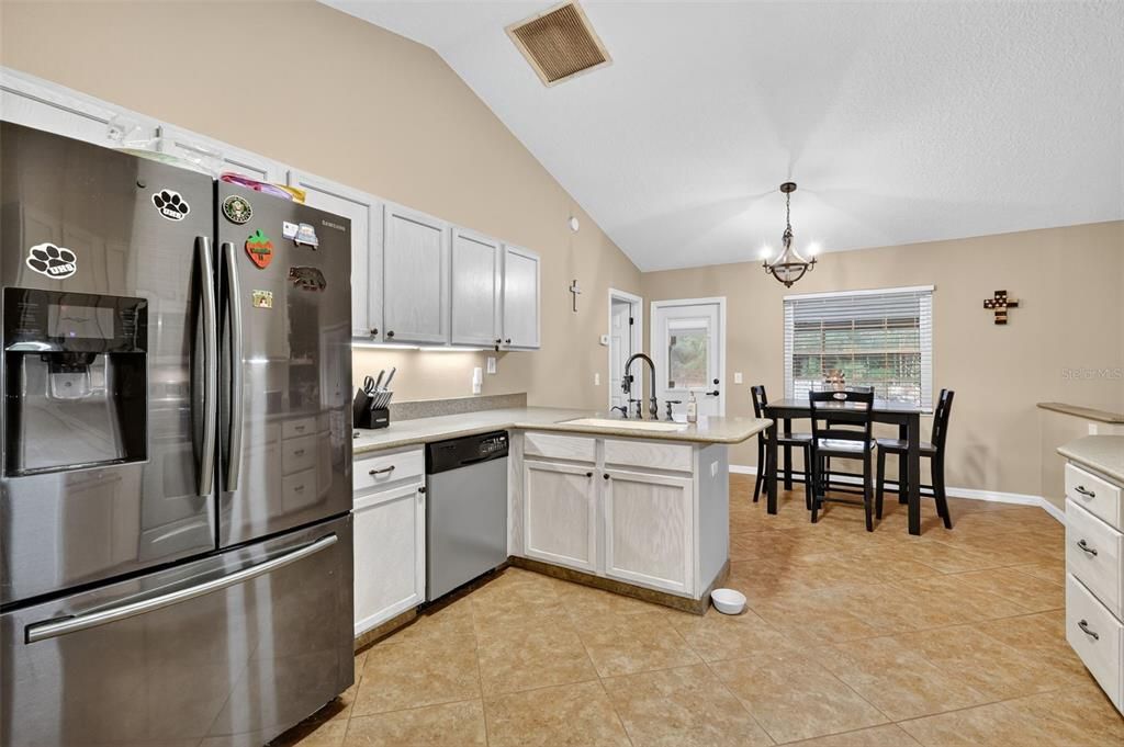 合同活跃: $299,900 (3 贝兹, 2 浴室, 1497 平方英尺)