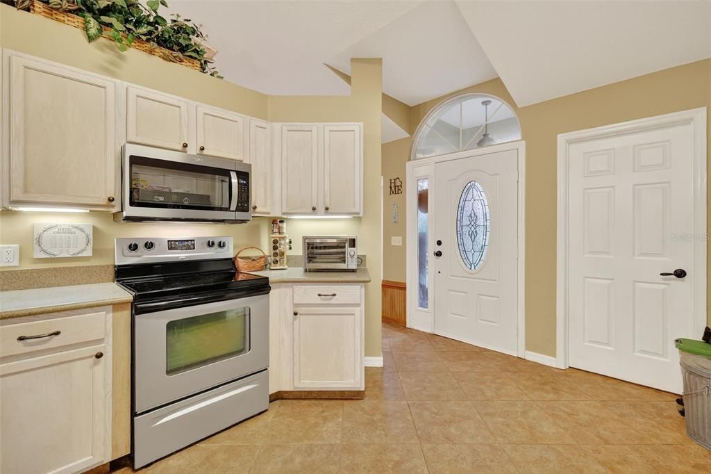 合同活跃: $299,900 (3 贝兹, 2 浴室, 1497 平方英尺)