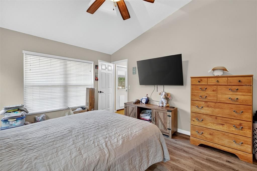 合同活跃: $299,900 (3 贝兹, 2 浴室, 1497 平方英尺)