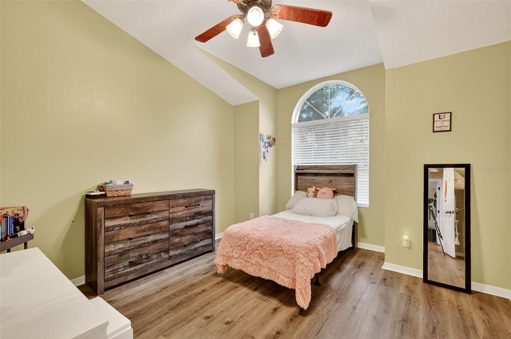 合同活跃: $299,900 (3 贝兹, 2 浴室, 1497 平方英尺)