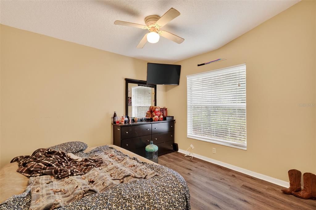 合同活跃: $299,900 (3 贝兹, 2 浴室, 1497 平方英尺)