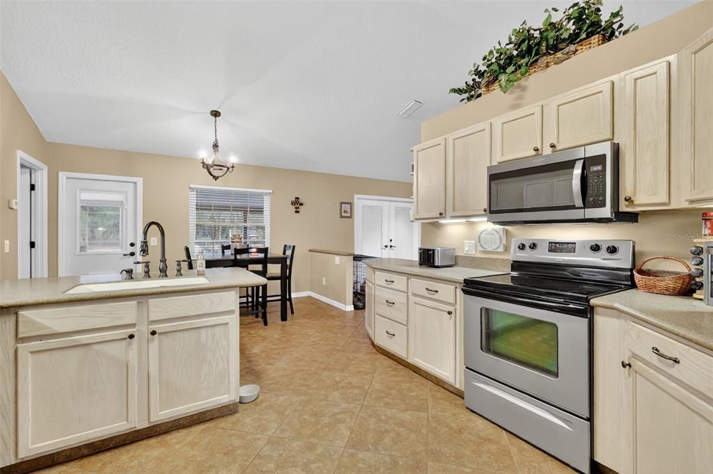 合同活跃: $299,900 (3 贝兹, 2 浴室, 1497 平方英尺)