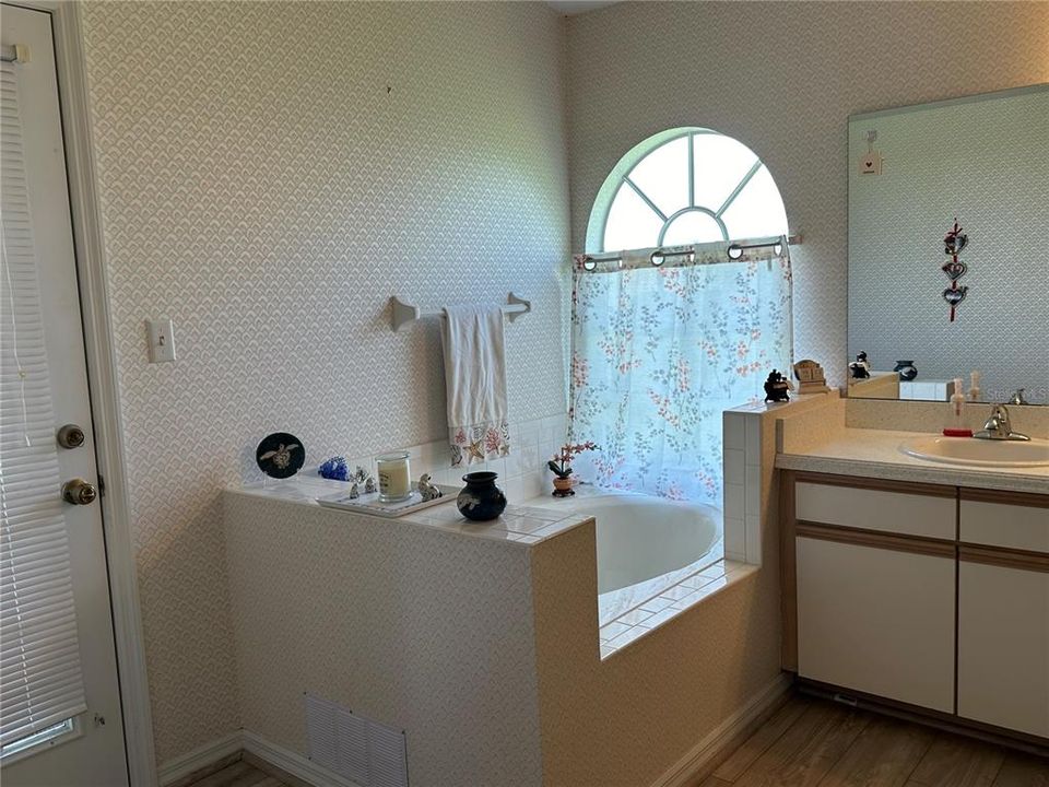 Active With Contract: $255,000 (2 beds, 2 baths, 1718 Square Feet)