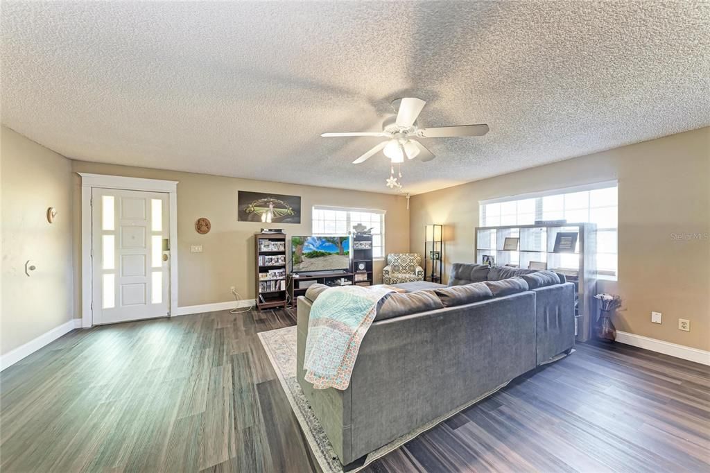 На продажу: $725,000 (5 спален, 3 ванн, 5132 Квадратных фут)