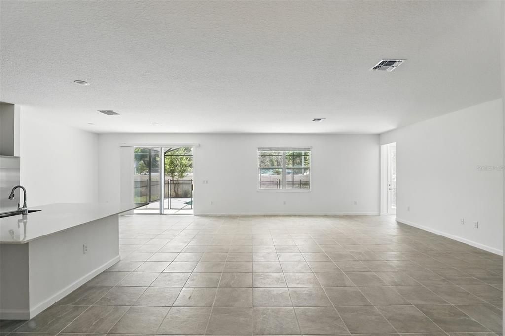 合同活跃: $900,000 (8 贝兹, 6 浴室, 3805 平方英尺)