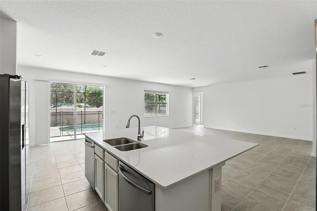 合同活跃: $900,000 (8 贝兹, 6 浴室, 3805 平方英尺)