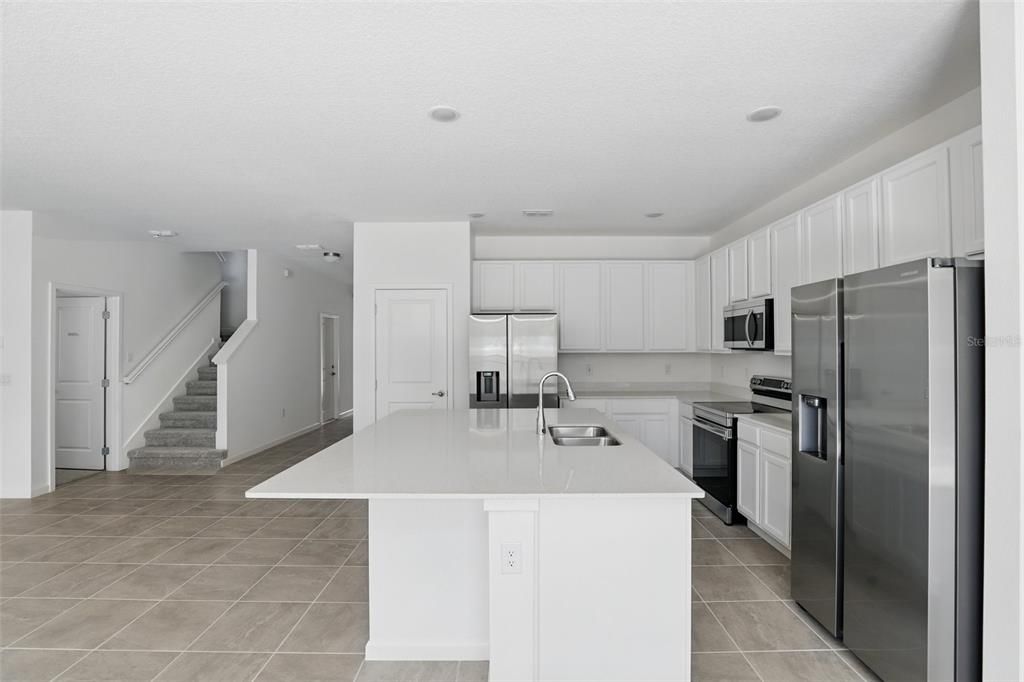 合同活跃: $900,000 (8 贝兹, 6 浴室, 3805 平方英尺)