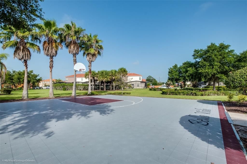 合同活跃: $900,000 (8 贝兹, 6 浴室, 3805 平方英尺)