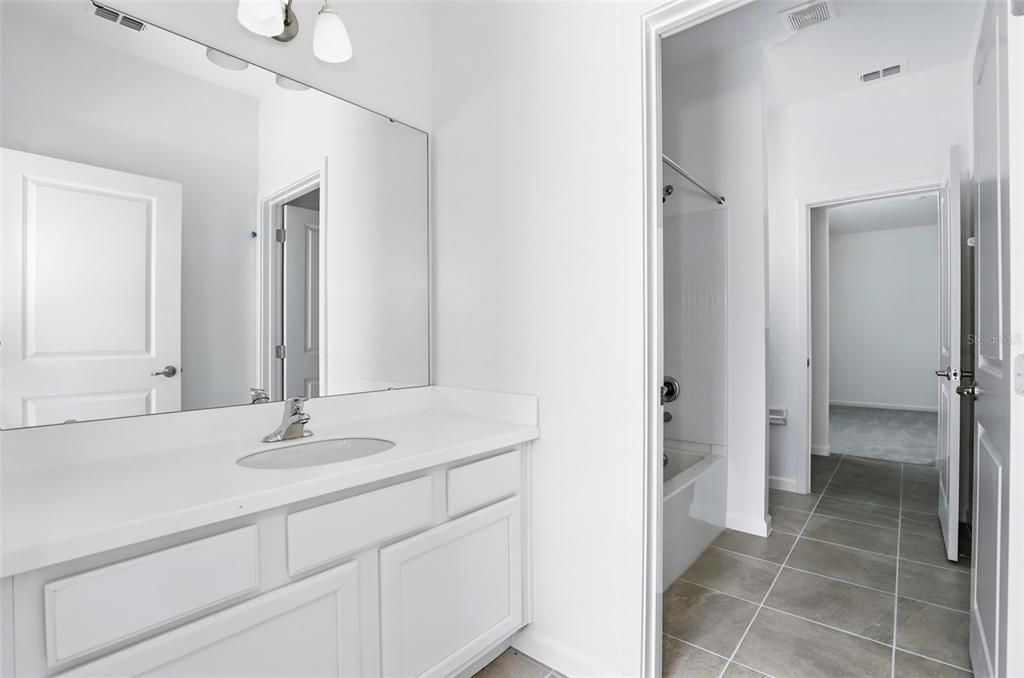 合同活跃: $900,000 (8 贝兹, 6 浴室, 3805 平方英尺)