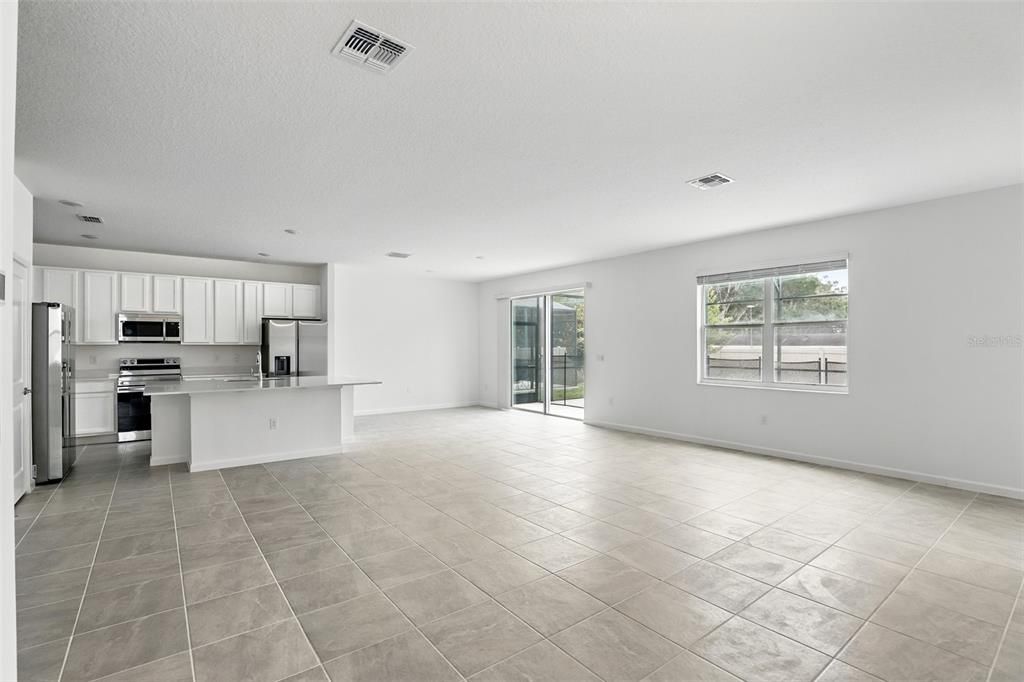 合同活跃: $900,000 (8 贝兹, 6 浴室, 3805 平方英尺)