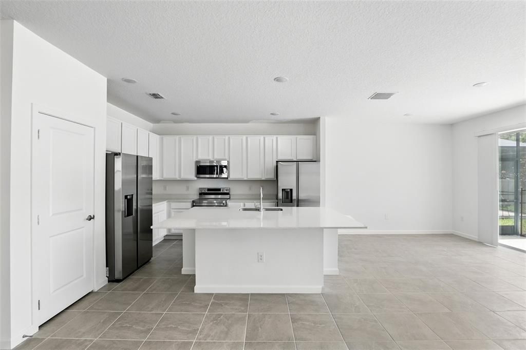 合同活跃: $900,000 (8 贝兹, 6 浴室, 3805 平方英尺)