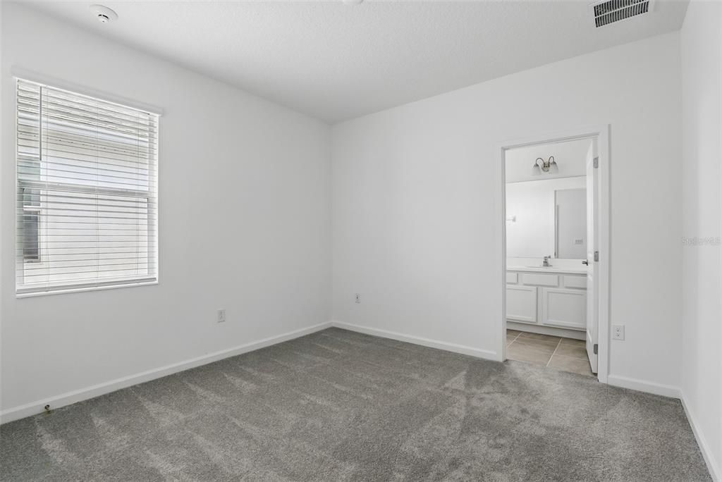 合同活跃: $900,000 (8 贝兹, 6 浴室, 3805 平方英尺)