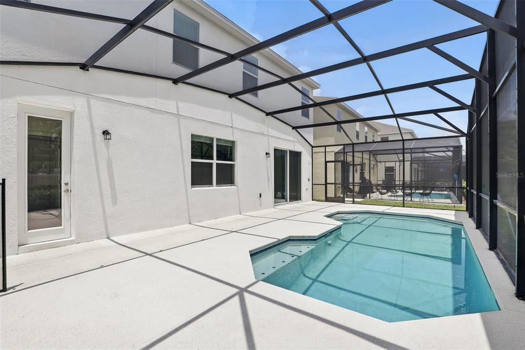 合同活跃: $900,000 (8 贝兹, 6 浴室, 3805 平方英尺)