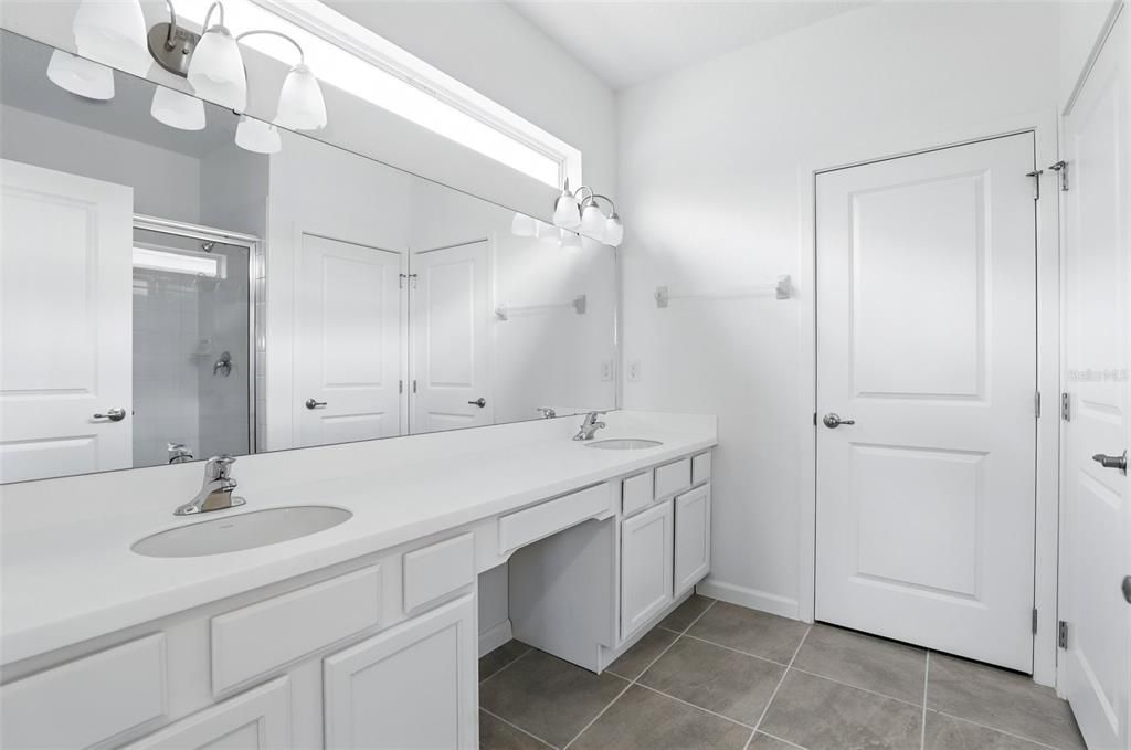 合同活跃: $900,000 (8 贝兹, 6 浴室, 3805 平方英尺)