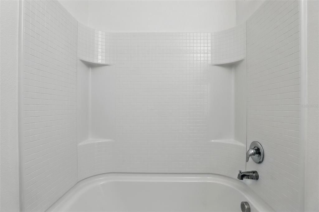 合同活跃: $900,000 (8 贝兹, 6 浴室, 3805 平方英尺)