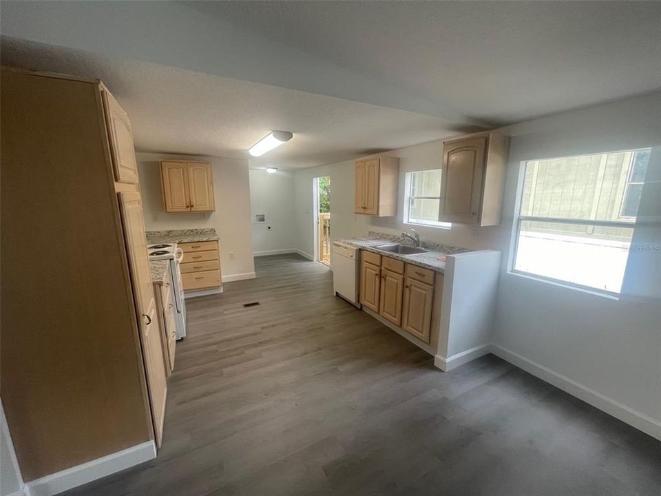 出租: $1,450 (4 贝兹, 2 浴室, 1344 平方英尺)