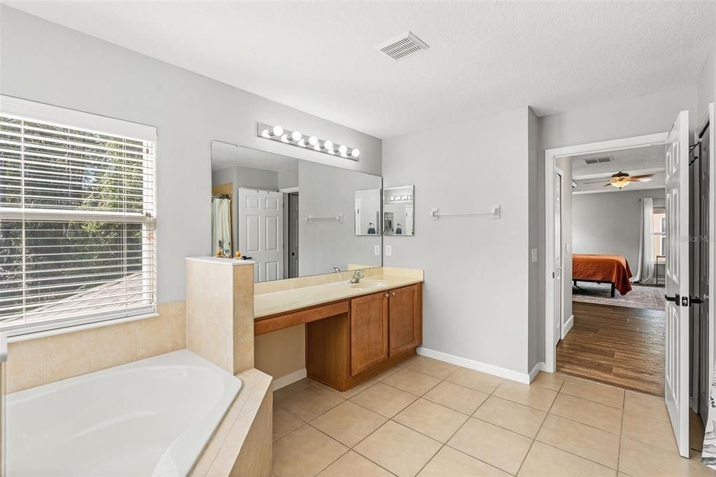 Activo con contrato: $559,000 (5 camas, 3 baños, 2762 Pies cuadrados)