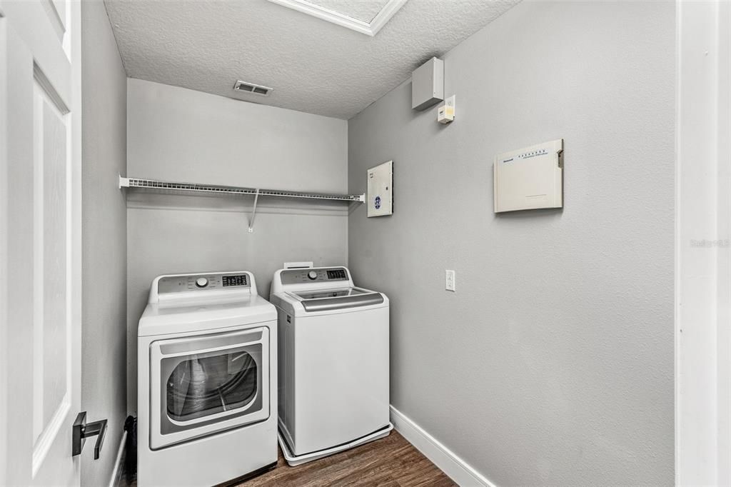 Activo con contrato: $559,000 (5 camas, 3 baños, 2762 Pies cuadrados)