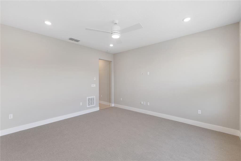 Activo con contrato: $419,990 (2 camas, 2 baños, 2056 Pies cuadrados)