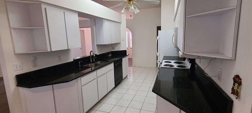 Activo con contrato: $269,900 (3 camas, 2 baños, 1460 Pies cuadrados)