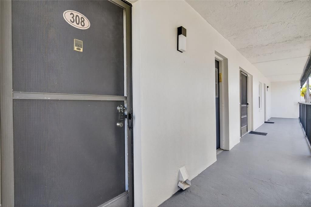 For Sale: $135,000 (1 beds, 1 baths, 725 Square Feet)