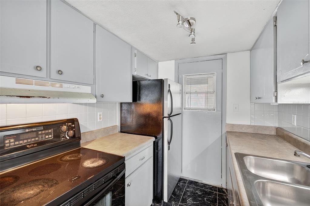 For Sale: $135,000 (1 beds, 1 baths, 725 Square Feet)
